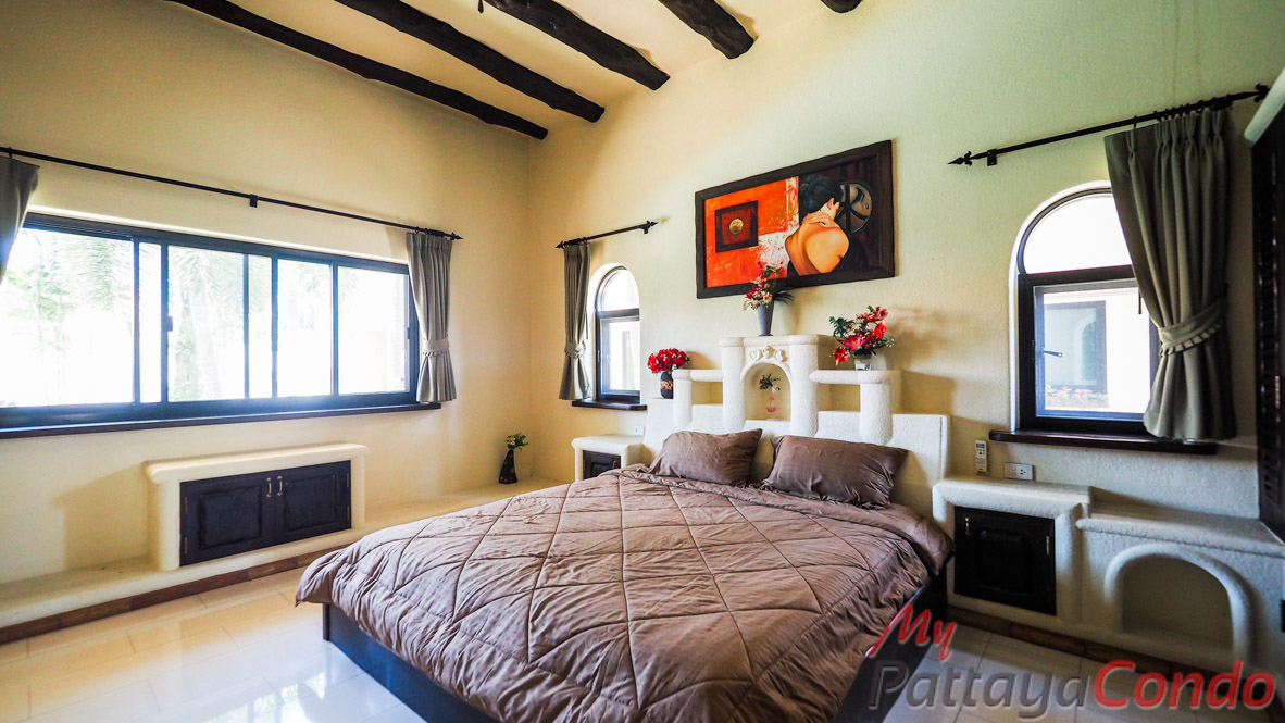 Santa Maria East Pattaya Townhouse For Sale - HESM03