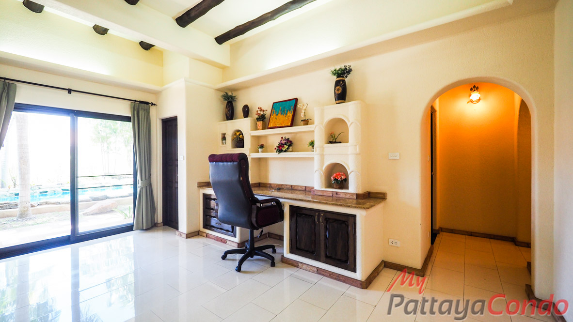 Santa Maria East Pattaya Townhouse For Sale - HESM03