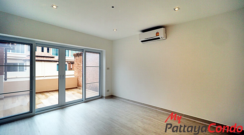 Beverly Hills Village Pattaya Townhouse For Sale - HP0003-12