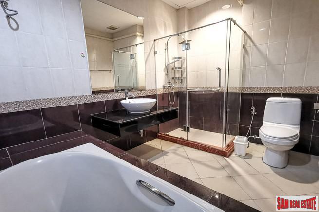 Baan Klang Krung Grande Vienna Rama 3 | Beautiful Three Bedroom, Three Level Townhouse for Sale in Bang Phongphang-16