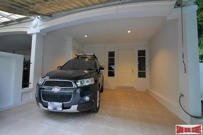 Baan Klang Krung Grande Vienna Rama 3 | Beautiful Three Bedroom, Three Level Townhouse for Sale in Bang Phongphang-1
