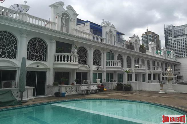 Leo Classic Place | Large Three Storey Family Townhouse on Sukhumvit 39-0