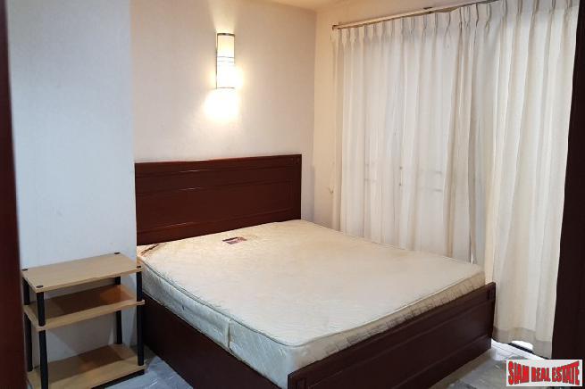 Saranjai Mansion | Large One Bedroom with Balcony and Pool View for Rent on Sukhumvit 6, Bangkok