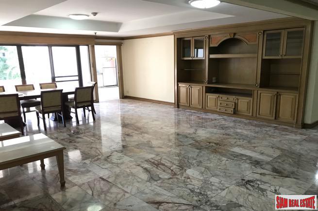 Prestige Towers | Spacious Three Bedroom Close to Transportation and Shopping in Sukhumvit-14