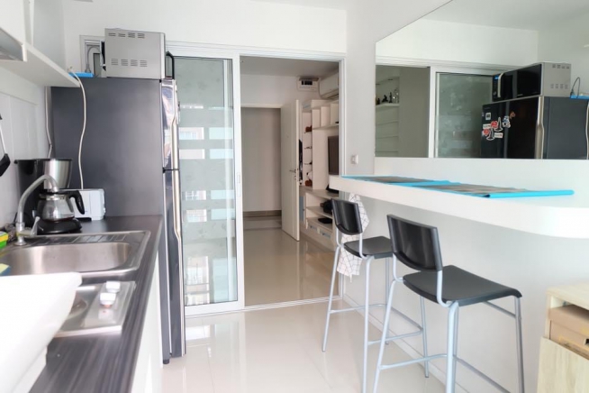 Aspire Rama 9 | Brightly Furnished One Bed Condo on 20th Floor with Closed Kitchen in Excellent Location of Rama 9-12