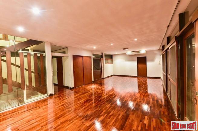 Three Bedroom Stand Alone House for Rent Five Minutes from BTS Thong Lo - Pet Friendly & Large Garden!