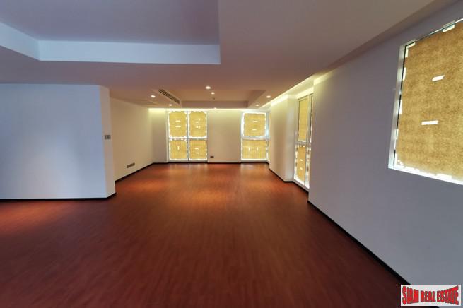 Luxury Low-Rise Freehold Residence Ready to Move in at the Exclusive Area of Ratchadamri, Lumpini - 4 Bed Units-16