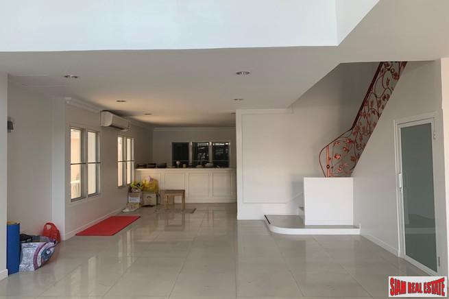 Four Storey Five Bedroom House for Sale with Lots of Parking in Ekkamai-24