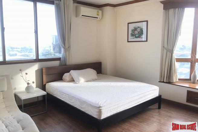Royal Castle Pattanakarn Condominium | Large 3 Bed Condo for Sale on the 12th Floor with 270 Degree Views-1